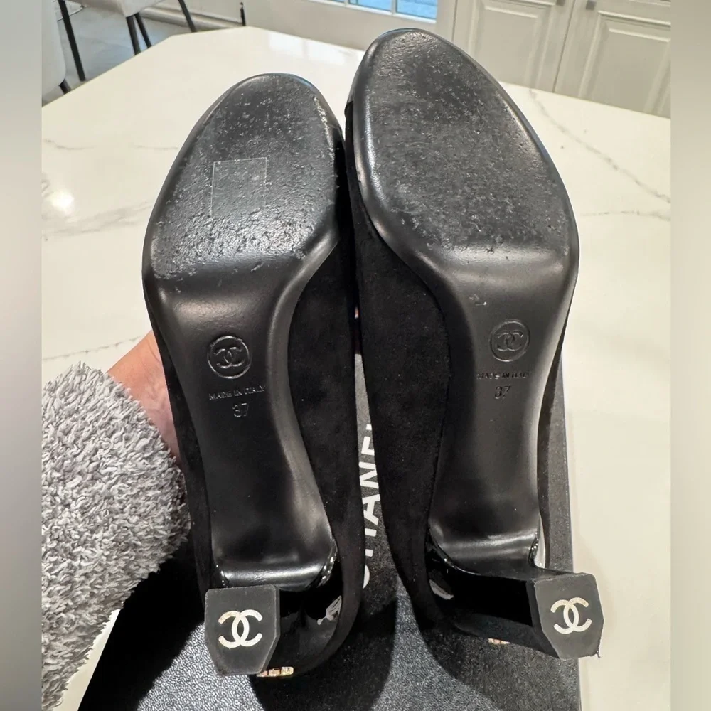 Chanel CC Logo Black Suede & patent gold CC logo Heel Round Toe Pumps EU 37